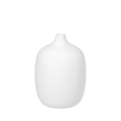 Ceola vas av keramik i färgen vit och höjd 18,5 cm