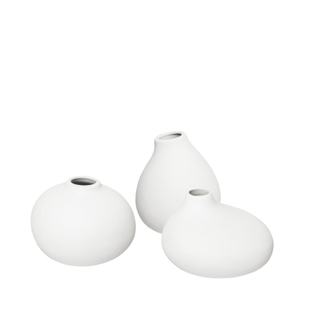 Set om tre vaser med olika former i färgen White från Blomus