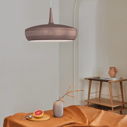Lampskärm i färgen Umber. Clava Dine taklampa från Umage påminner om 70-tals lampor