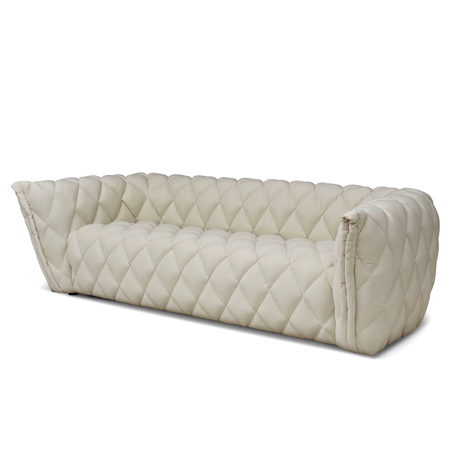 Vit chesterfield soffa i ett impregnerat tyg. Madison är en design soffa i vitt tyg