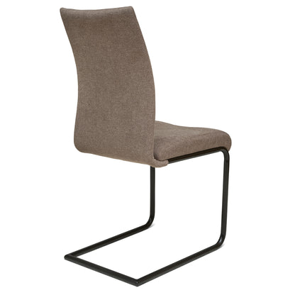 Vy från sidan på en snygg, nätt och bekväm brun köksstol med svikt