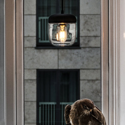 Svart lampskärm Acorn från Umage passar utmärkt som en fönsterlampa