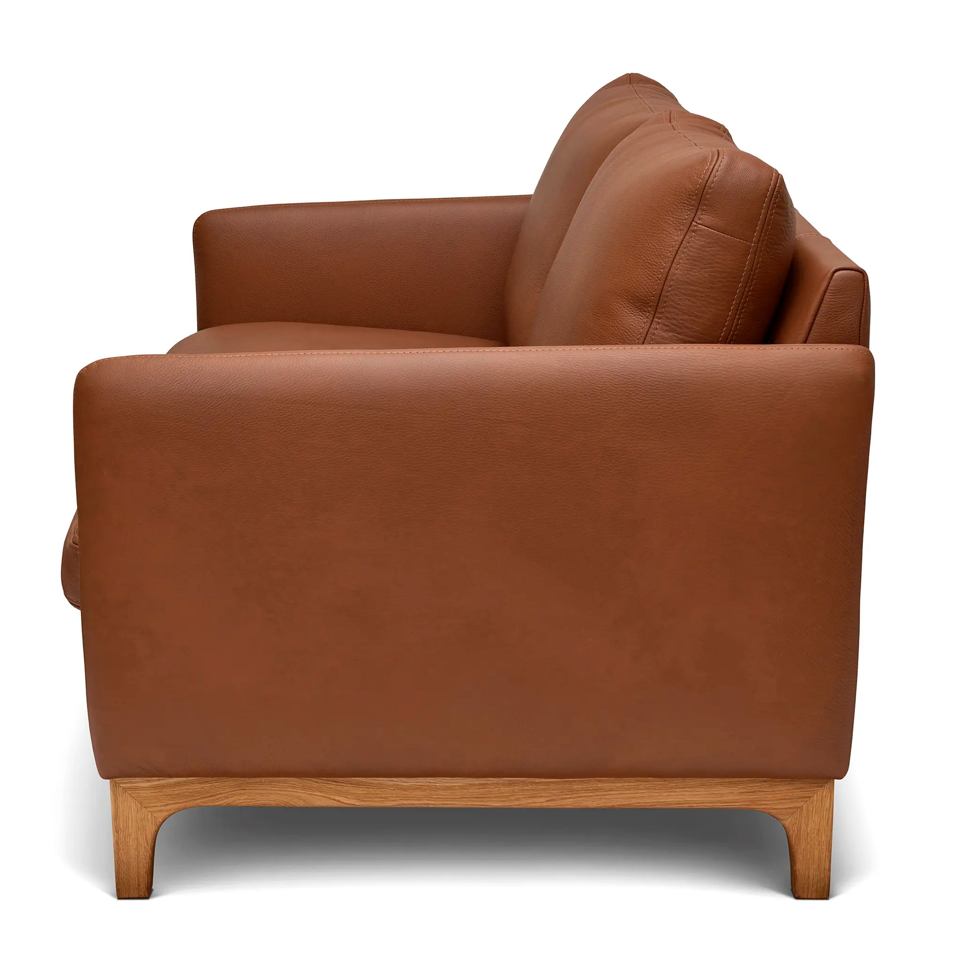Detaljbild på en liten 2-sits soffa i brunt äkta skinn med en träram i ek