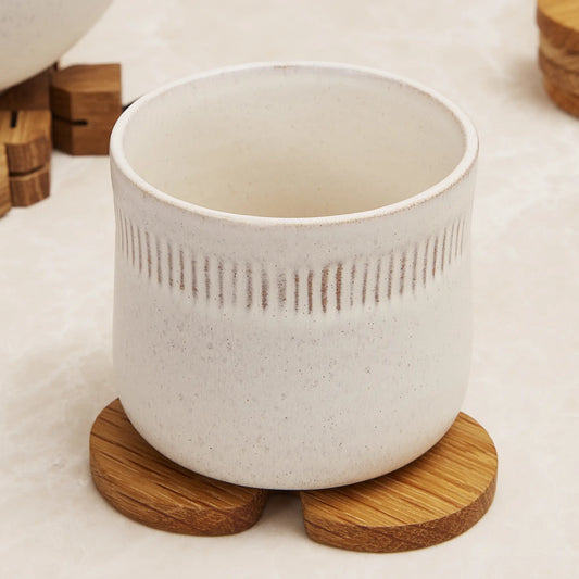 The Cup är en snygg vit kopp med ett diskret räfflat mönster från Spring Copenhagen