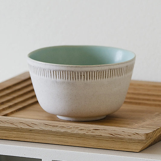 The food bowl av Eva Stæhr-Nielsen är en vit skål med ett räfflat mönster